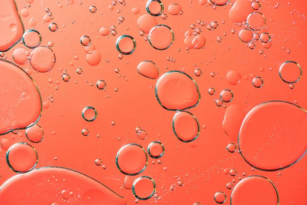 Foto macro bonita de gotas de água em óleo com um backgr vermelho — Fotografia de Stock