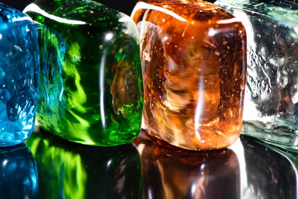 Foto macro de cubos de vidro de cores diferentes em um backgr preto — Fotografia de Stock