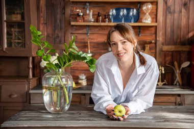 Güzel esmer kız içinde bir gömlek olduğunu Standing içinde the mutfak bir