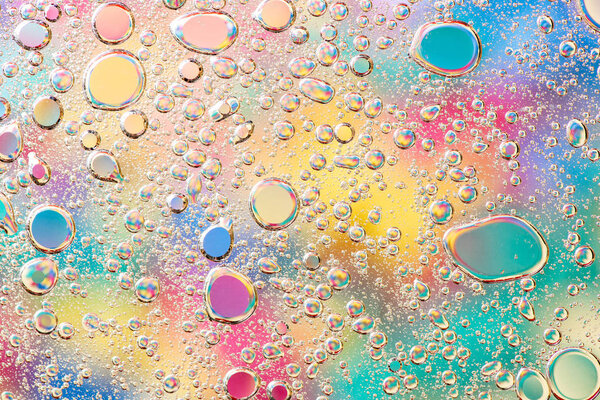 Красивая макрофотография капель воды в масле с красочным b
