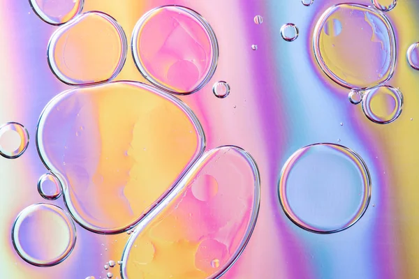 Όμορφη μακρο φωτογραφία σταγόνες νερού σε λάδι με ένα πολύχρωμο b — Φωτογραφία Αρχείου