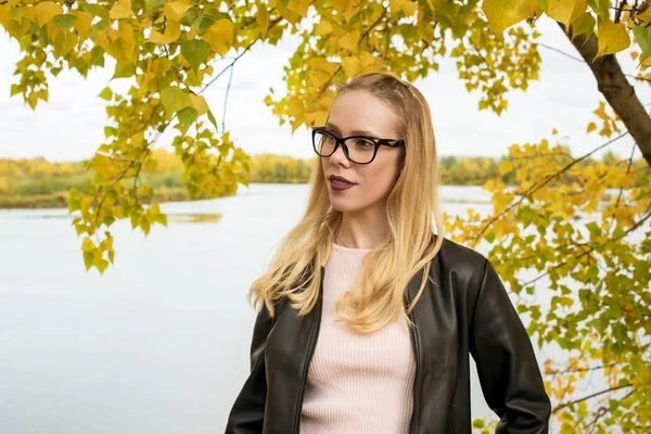Portret blond dziewczyna z okularami na tle żółtego — Zdjęcie stockowe