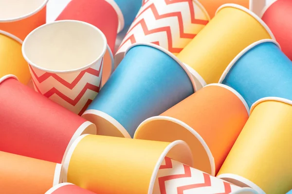 Різнокольорові екологічні паперові вечірки чашки на синьому фоні — стокове фото