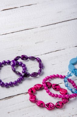 Boncuk ve mavi taşlar birkaç güzel bilezik, pembe bir