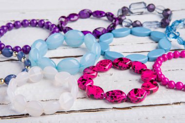 Boncuk ve mavi taşlar birkaç güzel bilezik, pembe bir