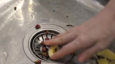 Eller evin metal kabuğundan kirli patates kabuğunu çıkarsın.