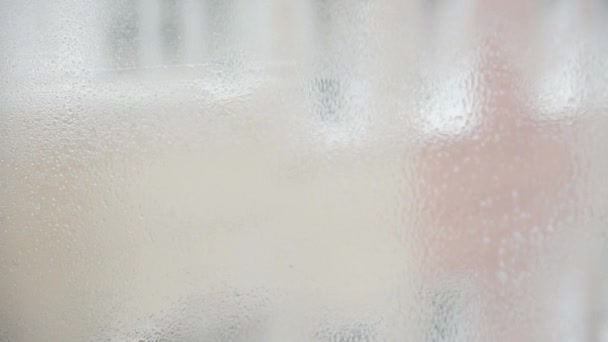 若い細身の女性を洗うスポンジとぼろ水スプレーを使用して黄色の手袋で家の窓 — ストック動画