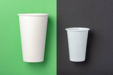 Yeşil ve siyah arka planda kağıt ve plastik kupalar