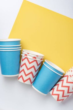 Sarı arka planda çok renkli Eko kağıt parti bardak