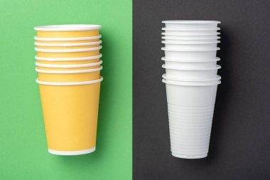 Yeşil ve siyah arka planda kağıt ve plastik kupalar