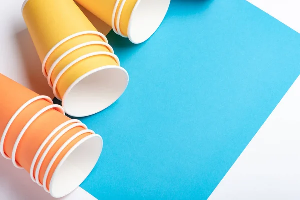 Copas de fiesta de papel ecológico multicolor sobre fondo azul — Foto de Stock