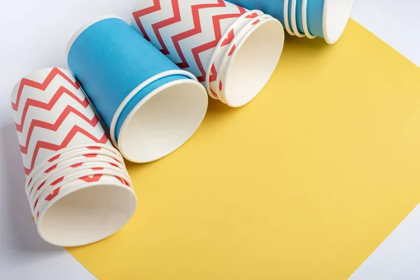 Copas de fiesta de papel ecológico multicolor sobre fondo amarillo — Foto de Stock