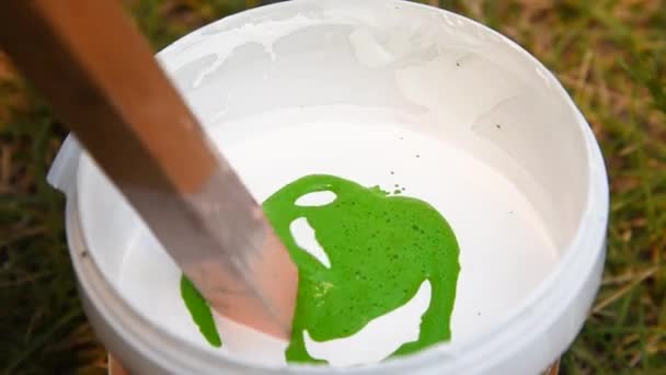 Witte Acrylverf Giet Meng Groene Kleur Met Een Houten Stok — Stockvideo