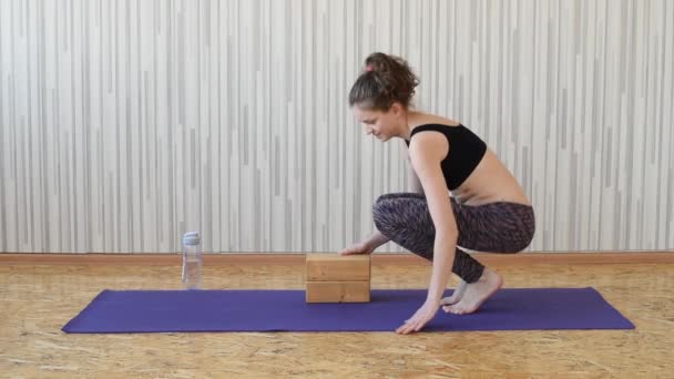 Belle Fille Brune Mince Pratique Yoga Sur Tapis Violet Assoit — Video