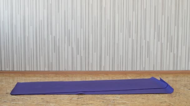 Mooie Slanke Brunette Meisje Gooit Yoga Apparatuur Matten — Stockvideo