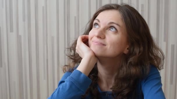 Mooie Dromerige Brunette Meisje Raakt Haar Kijken Naar Camera Glimlachend — Stockvideo