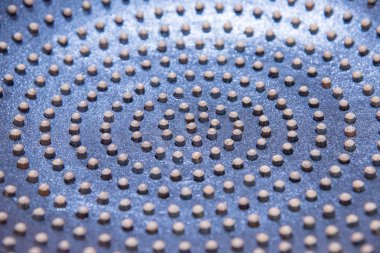 Dekoratif demir plaka olarak soyut bir geri üzerine ahşap noktalı