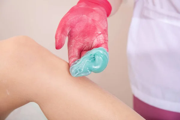 Tıbbi eldiven Master şeker icratlarımızı için mavi sıvı hamur tutar — Stok fotoğraf