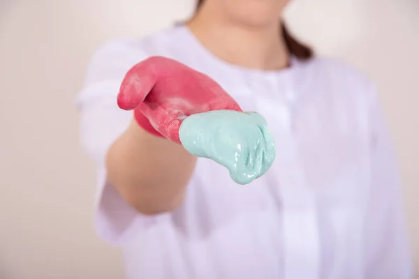 Mistr v lékařských rukavicích obsahuje modrou tekutinu pro depilu cukru — Stock fotografie