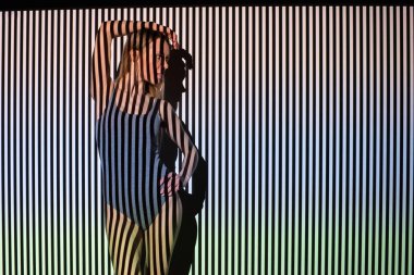 Siyah ve beyaz St içinde iç çamaşırı ayakta güzel kız sarışın