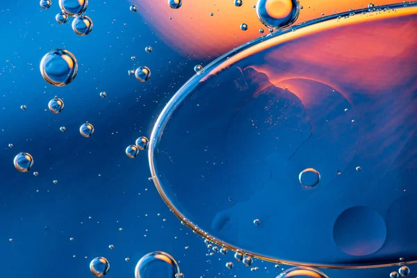 Bela foto macro de gotas de água em óleo com um b colorido — Fotografia de Stock