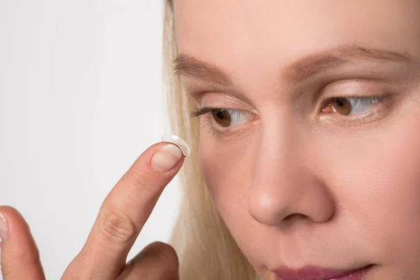 Dívka s hnědýma očima nosí kontaktní čočky pro vidění — Stock fotografie