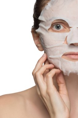 Güzel genç kadın bir yüz kozmetik maske üzerinde uygulama bir