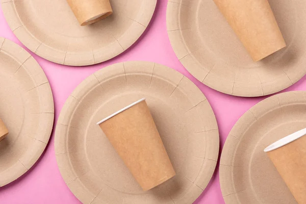 Platos biodegradables ecológicos sobre fondo rosa — Foto de Stock