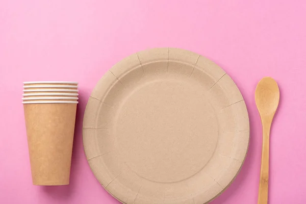 Platos biodegradables ecológicos sobre fondo rosa — Foto de Stock