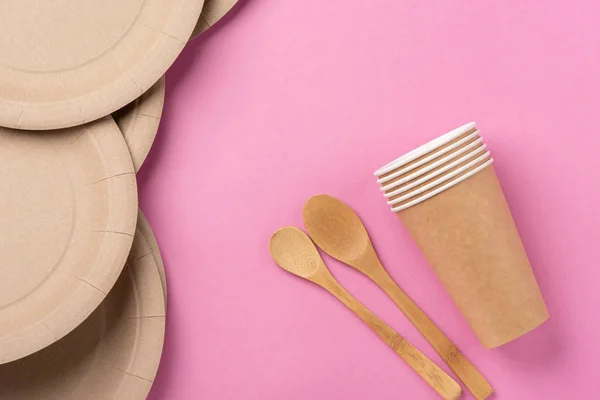 Platos biodegradables ecológicos sobre fondo rosa — Foto de Stock