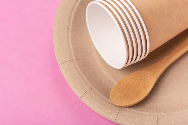 Platos biodegradables ecológicos sobre fondo rosa — Foto de Stock