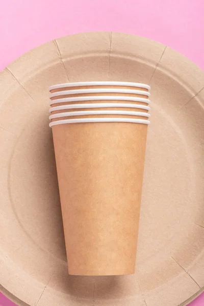 Mâncăruri biodegradabile ecologice pe un fundal roz — Fotografie, imagine de stoc