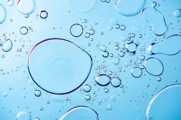 Belle macro photo de gouttelettes d'eau dans l'huile avec un backg bleu — Photo