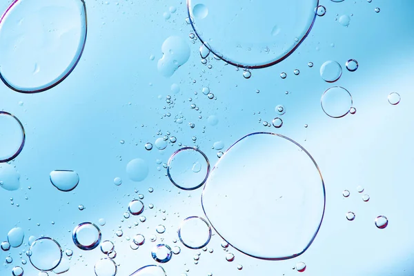Mavi arka ile yağ su damlacıkları güzel makro fotoğraf