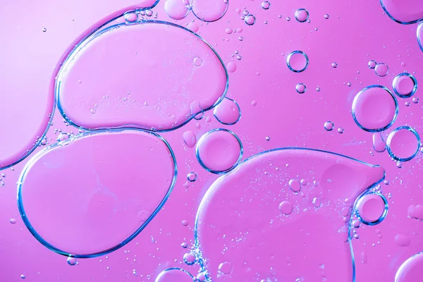 Bela foto macro de gotas de água em óleo com um bac violeta — Fotografia de Stock