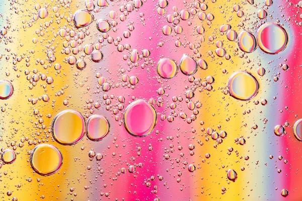 Hermosa foto macro de gotitas de agua en aceite con un colorido b —  Fotos de Stock