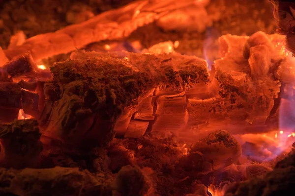 Fond d'étincelles orange et rouge d'un feu de camp la nuit — Photo