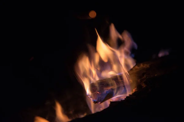 Fond d'étincelles orange et rouge d'un feu de camp la nuit — Photo