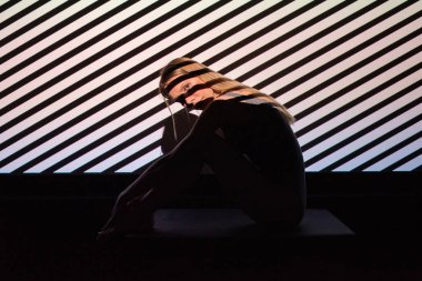 Güzel kız sarışın içinde iç çamaşırı oturma içinde siyah ve beyaz Str