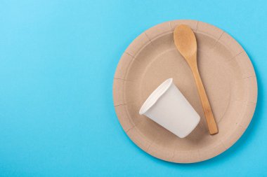 Mavi arka planda çevre dostu biyolojik olarak parçalanabilir yemekler