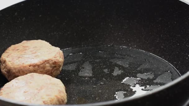 Female Hand Puts Raw Patties Black Frying Pan Cooking Oil — Stock Video