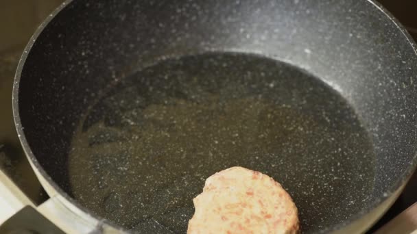 Female Hand Puts Raw Patties Black Frying Pan Cooking Oil — Stock Video