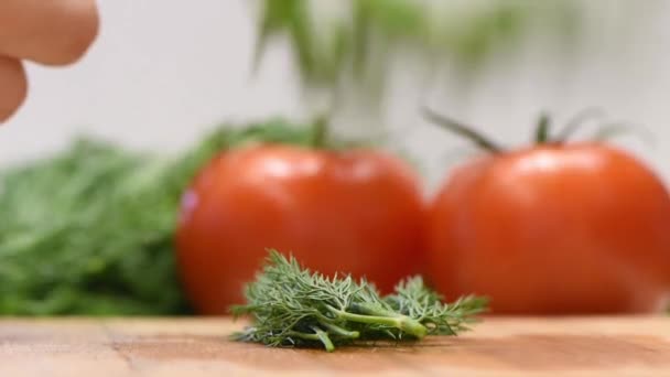 Vrouwelijke Handen Zetten Verse Dille Voor Salade Een Houten Plank — Stockvideo