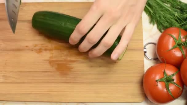 Frauenhände Schneiden Salatgurken Mit Einem Metallmesser Auf Einem Holzbrett — Stockvideo