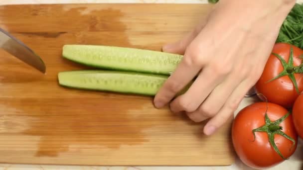 Bovenaanzicht Van Vrouwelijke Handen Snijden Sla Komkommer Met Een Metalen — Stockvideo