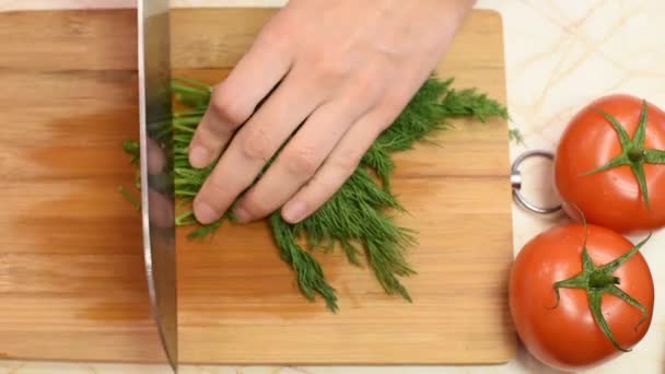 Vista Superior Las Manos Femeninas Cortando Eneldo Para Ensalada Con — Vídeo de stock