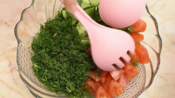 Cozinheiro Vista Superior Mistura Salada Vegetariana Tomates Pepinos Endro — Vídeo de Stock