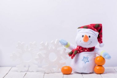 Beyaz bir backgroun üzerinde köpük büyük kar taneleri ile Komik kardan adam