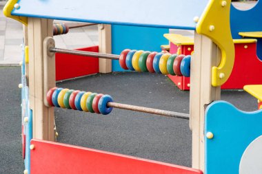 Yazın dışarıda, kauçuk zeminde tahta oyun parkı.