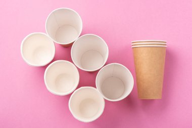 Pembe arka planda çevre dostu biyolojik olarak parçalanabilir yemekler